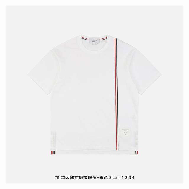thom Browne 25Ss 胸前缎带短袖-白色 采用定制平纹面料纯棉定制面料 生产采用进口缝纫设备缝制 针距细密 走线整齐 男女同款 size 1 2 3