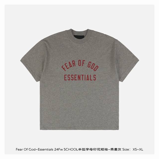fear Of God-Essentials 24Fw School半弧字母印花短袖-燕麦灰 采用重磅260G纯棉面料 柔软亲肤且具备自然垂坠感 质地厚实挺括