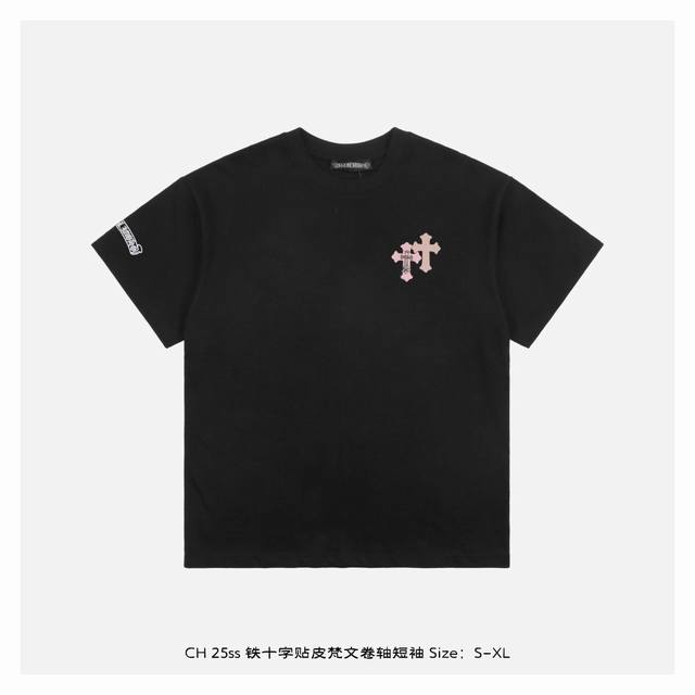 chrome Hearts 克罗心 25Ss 铁十字贴皮梵文卷轴短袖 灵感源自八十年代复古 采用定制面料制作而成 官方同款 面料经过同缸染色工艺处理 手感舒适柔
