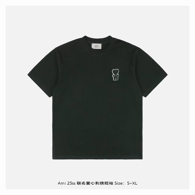 ami 25Ss 联名爱心刺绣短袖 灵感源自八十年代复古 采用定制面料制作而成 官方同款 面料经过同缸染色工艺处理 手感舒适柔软 既时尚又具有个性 无论男女都非