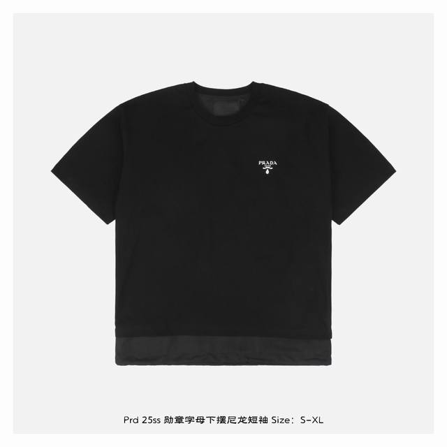 prada 普拉达 25Ss 勋章字母下摆尼龙短袖 购入原版开发 采用16支单纱精疏棉 领口1*1索罗纳罗纹 下摆拼接聚酯纤维尼龙梭织布 面料酵洗 胶桨印花 定