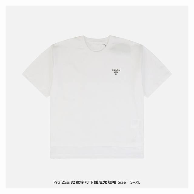prada 普拉达 25Ss 勋章字母下摆尼龙短袖 购入原版开发 采用16支单纱精疏棉 领口1*1索罗纳罗纹 下摆拼接聚酯纤维尼龙梭织布 面料酵洗 胶桨印花 定