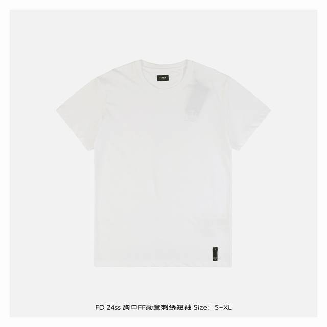 fendi 芬迪 24Ss 胸口Ff勋章刺绣短袖 定染海军蓝米兰新棉华绸面料 采用进口机刺绣工艺 精度高 线条流畅而细腻 下摆位置均由人工定位手缝而成 可以确保