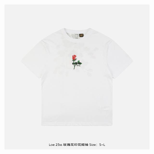loewe 罗意威 25Ss 玫瑰花印花短袖 原版购入开发 采用40S全棉面料180G 搭配32S棉盖丝拉架螺纹 G 棉纤维具有良好的吸湿性 透气性和保暖性 正