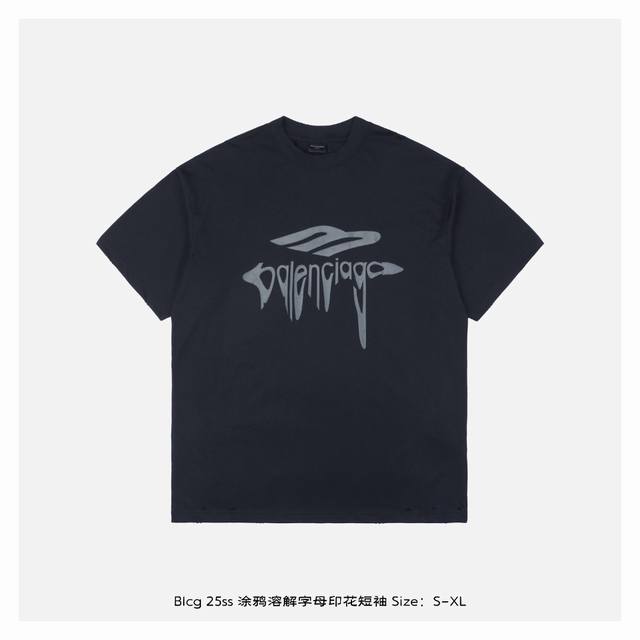 balenciaga 巴黎世家 25Ss 涂鸦溶解字母印花短袖 面料采用330克平纹32支双股双纱紧密赛络纺进口 福原 牌大圆机织造而成 双面做蚀毛无尘处理 面