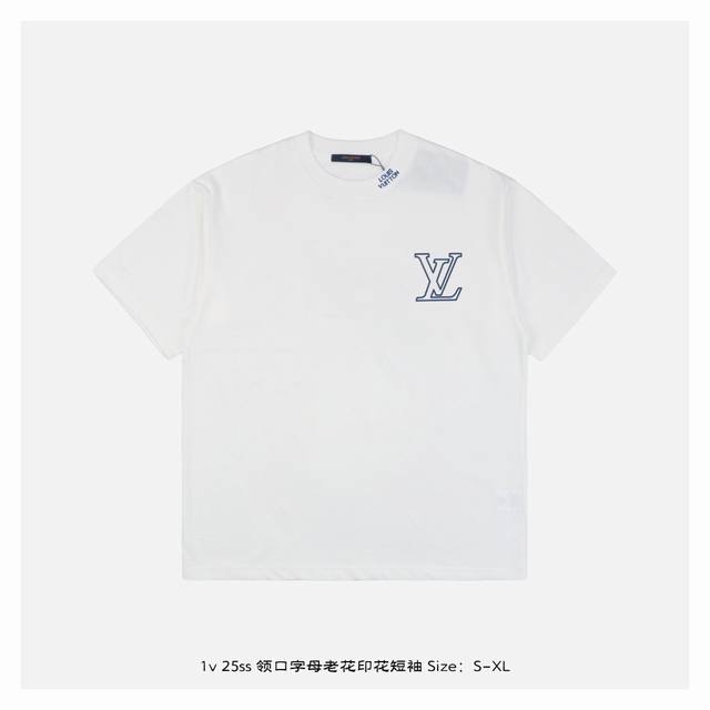 LV 25Ss 领口字母老花印花短袖 面料采用230克重精梳棉 定制32支1*1螺纹 成衣两遍水洗处理 面料舒适亲肤无异感 定制定染面料 纺织密度高 垂感佳 不