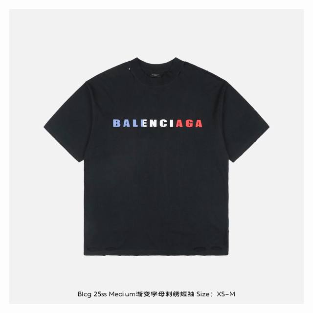 balenciaga 巴黎世家 25Ss Medium渐变字母刺绣短袖 定织定染 G精梳棉 采用高支数精梳棉纱线 通过大圆机精密编织 确保面料克重精准控制在 G