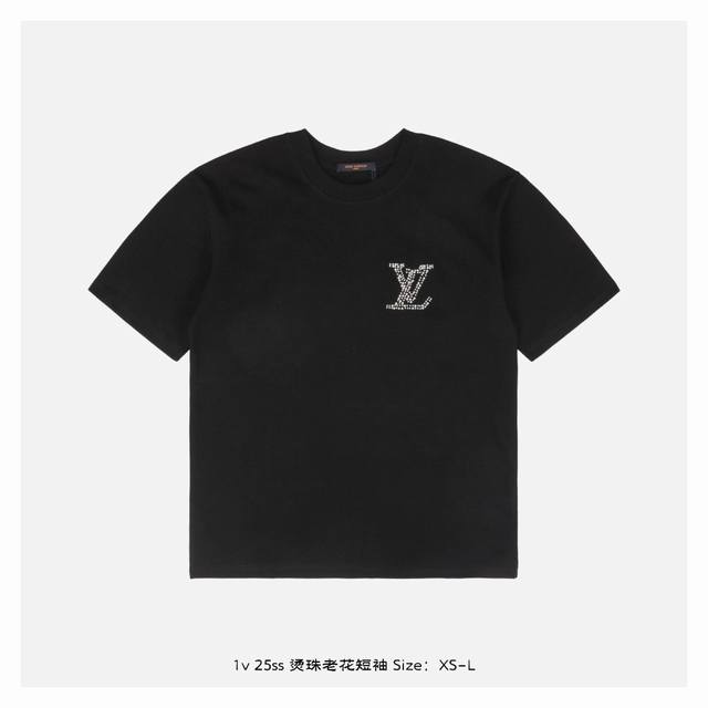 LV 25Ss 烫珠老花短袖 面料采用260克重精梳棉 定制32支1*1螺纹 成衣两遍水洗处理 面料舒适亲肤无异感 定制定染面料 纺织密度高 垂感佳 不易变形