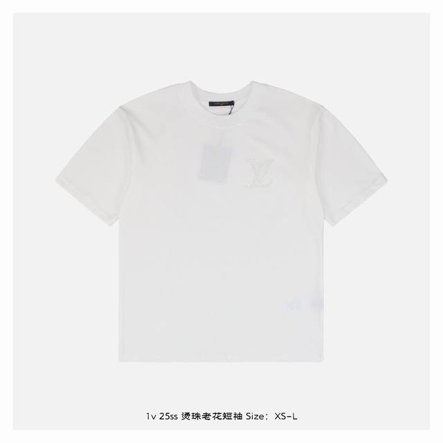 LV 25Ss 烫珠老花短袖 面料采用260克重精梳棉 定制32支1*1螺纹 成衣两遍水洗处理 面料舒适亲肤无异感 定制定染面料 纺织密度高 垂感佳 不易变形