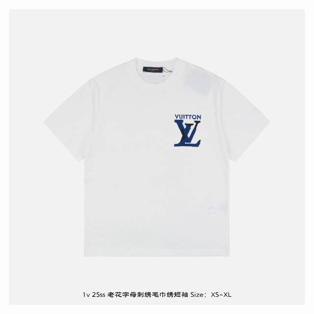 LV 25Ss 老花字母刺绣毛巾绣短袖 面料采用230克重精梳棉 定制32支1*1螺纹 成衣两遍水洗处理 面料舒适亲肤无异感 定制定染面料 纺织密度高 垂感佳