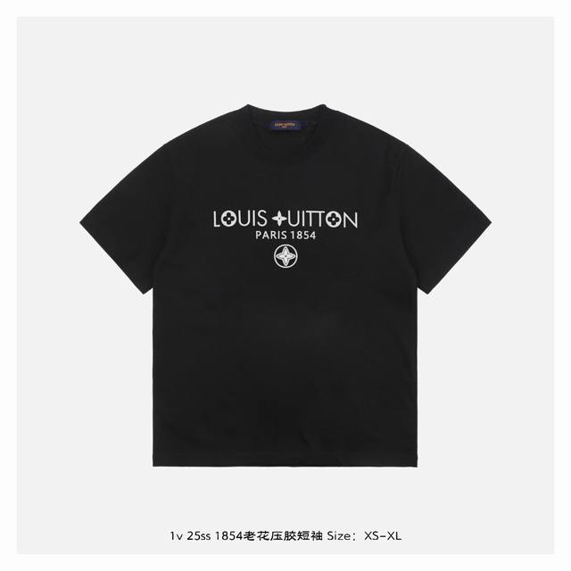 LV 25Ss 1854老花压胶短袖 面料采用230克重精梳棉 定制32支1*1螺纹 成衣两遍水洗处理 面料舒适亲肤无异感 定制定染面料 纺织密度高 垂感佳 不