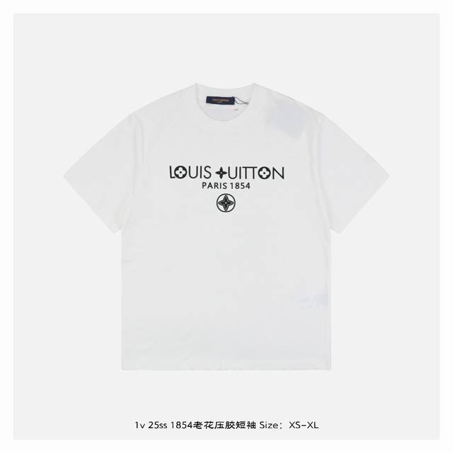 LV 25Ss 1854老花压胶短袖 面料采用230克重精梳棉 定制32支1*1螺纹 成衣两遍水洗处理 面料舒适亲肤无异感 定制定染面料 纺织密度高 垂感佳 不