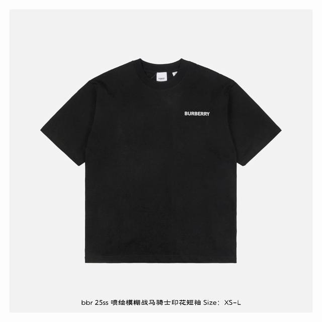 burberry 博柏利 25Ss 喷绘模糊战马骑士印花短袖 面料采用230克重精梳棉 定制32支1*1螺纹 成衣两遍水洗处理 面料舒适亲肤无异感 定制定染面料
