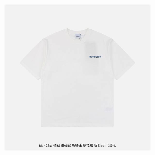 burberry 博柏利 25Ss 喷绘模糊战马骑士印花短袖 面料采用230克重精梳棉 定制32支1*1螺纹 成衣两遍水洗处理 面料舒适亲肤无异感 定制定染面料