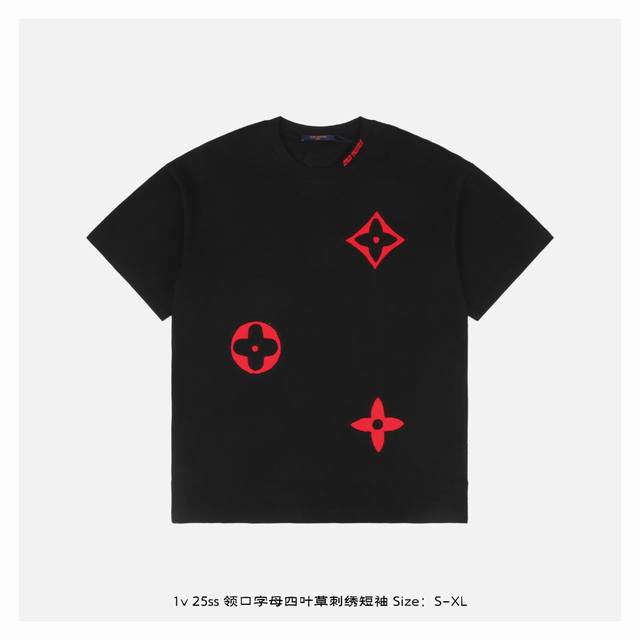 LV 25Ss 领口字母四叶草刺绣短袖 面料采用230克重精梳棉 定制32支1*1螺纹 成衣两遍水洗处理 面料舒适亲肤无异感 定制定染面料 纺织密度高 垂感佳