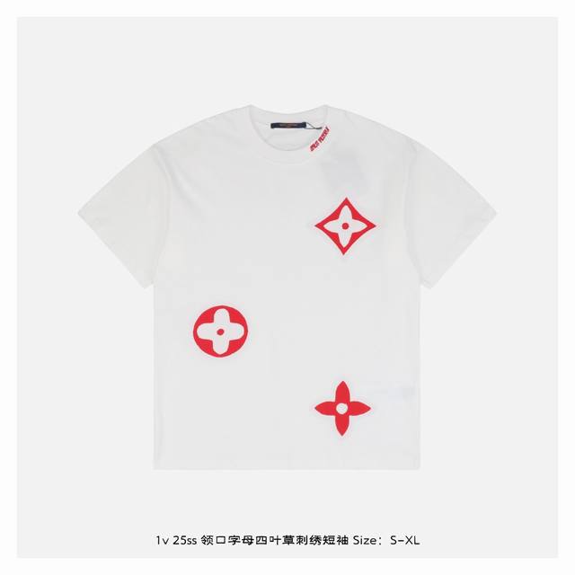 LV 25Ss 领口字母四叶草刺绣短袖 面料采用230克重精梳棉 定制32支1*1螺纹 成衣两遍水洗处理 面料舒适亲肤无异感 定制定染面料 纺织密度高 垂感佳