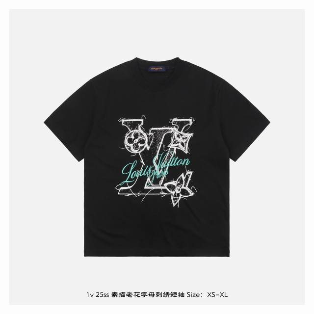 LV 25Ss 素描老花字母刺绣短袖 面料采用230克重精梳棉 定制32支1*1螺纹 成衣两遍水洗处理 面料舒适亲肤无异感 定制定染面料 纺织密度高 垂感佳 不