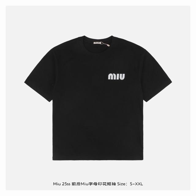 miu Miu 25Ss 前后Miu字母印花短袖 面料采用230克重精梳棉 定制32支1*1螺纹 成衣两遍水洗处理 面料舒适亲肤无异感 定制定染面料 纺织密度高