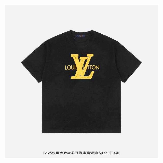 LV 25Ss 黄色大老花开裂字母短袖 面料采用 克重精梳棉 定制32支1*1螺纹 成衣两遍水洗处理 面料舒适亲肤无异感 定制定染面料 纺织密度高 垂感佳 不易