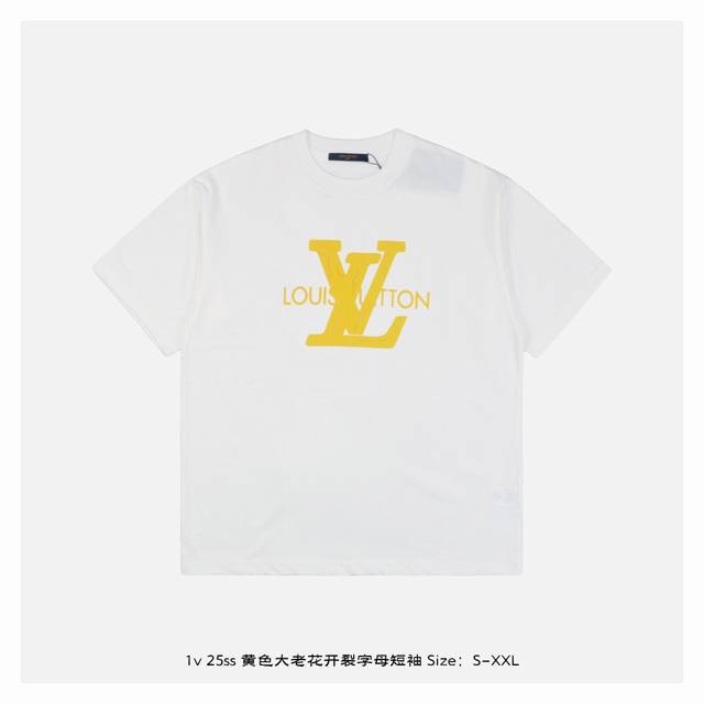 LV 25Ss 黄色大老花开裂字母短袖 面料采用 克重精梳棉 定制32支1*1螺纹 成衣两遍水洗处理 面料舒适亲肤无异感 定制定染面料 纺织密度高 垂感佳 不易