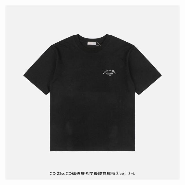 dior 迪奥 25Ss Cd标语签名字母印花短袖 面料采用230克重精梳棉 定制32支1*1螺纹 成衣两遍水洗处理 面料舒适亲肤无异感 定制定染面料 纺织密度