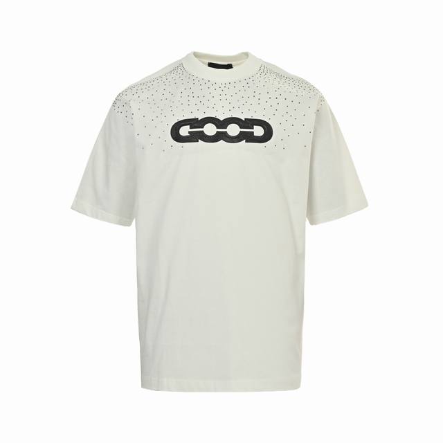 goodbrand 烫钻花体标语印花短袖 采用订色订染毛圈纯棉衣面 250G双股双纱 手感舒适 进口针织针梳棉进行制作 搭配320G1*1螺纹 同缸无色差 整体