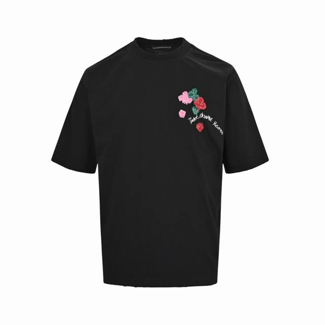 chrome Hearts 克罗心 25Ss 情人节贴布刺绣涂鸦短袖 克罗心为情人节特别推出打造系列 胸口特以三色品牌标识贴布刺绣 配以品牌Logo点缀 呈现玫
