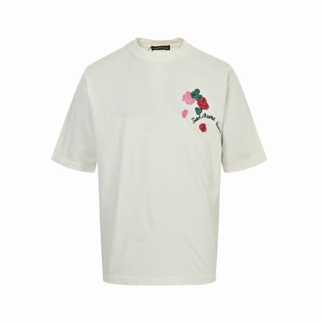 chrome Hearts 克罗心 25Ss 情人节贴布刺绣涂鸦短袖 克罗心为情人节特别推出打造系列 胸口特以三色品牌标识贴布刺绣 配以品牌Logo点缀 呈现玫