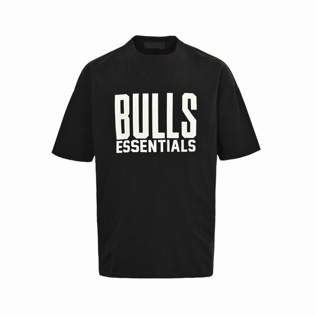 fear Of God & Nba 联名款球队队名压胶印花短袖 面料采用21S纯棉双纱环锭纺面料 水洗后克重240G 印花为植绒印花 区别市场看图做货的垃圾货