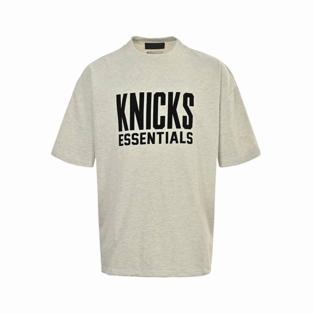 fear Of God & Nba 联名款球队队名压胶印花短袖 面料采用21S纯棉双纱环锭纺面料 水洗后克重240G 印花为植绒印花 区别市场看图做货的垃圾货