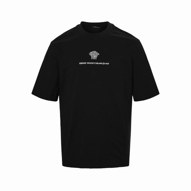 versace 范思哲 25Ss 美杜莎刺绣徽标短袖 采用32支双纱精梳平纹280G 面料订染颜色 后整蚀毛后 对照原版做丝滑超柔处理 布面肌理股线清晰明显 刺