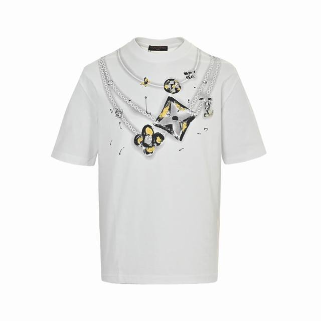 louis Vuitton 路易威登 25Ss 老花吊坠项链印花短袖 面料采用280克重精梳棉 定制32支1*1螺纹 成衣两遍水洗处理 面料舒适亲肤无异感 定制
