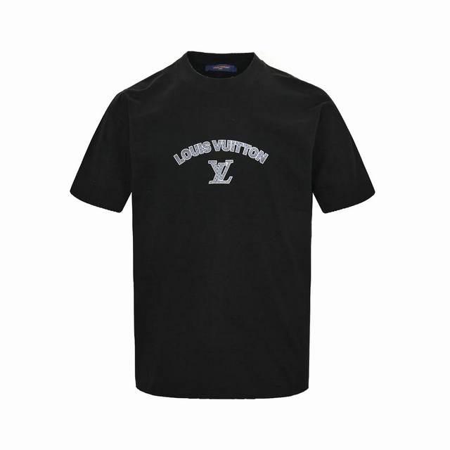 louis Vuitton 路易威登 硅胶三D烫字母短袖 此款短袖采用了精心定制的面料 其重量高达270克双纱 不仅质地厚实 触感细腻 还兼具出色的透气性和舒适