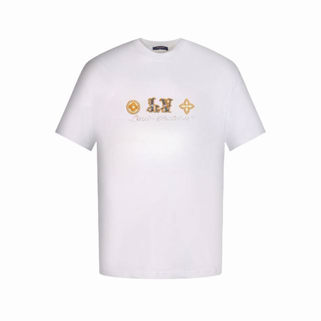 louis Vuitton 路易威登 金标Logo刺绣短袖T恤 面料采用定制的270克100%双纱棉 质感非凡 其设计亮点在于独特的美式字母斜纹布料贴布绣花 工