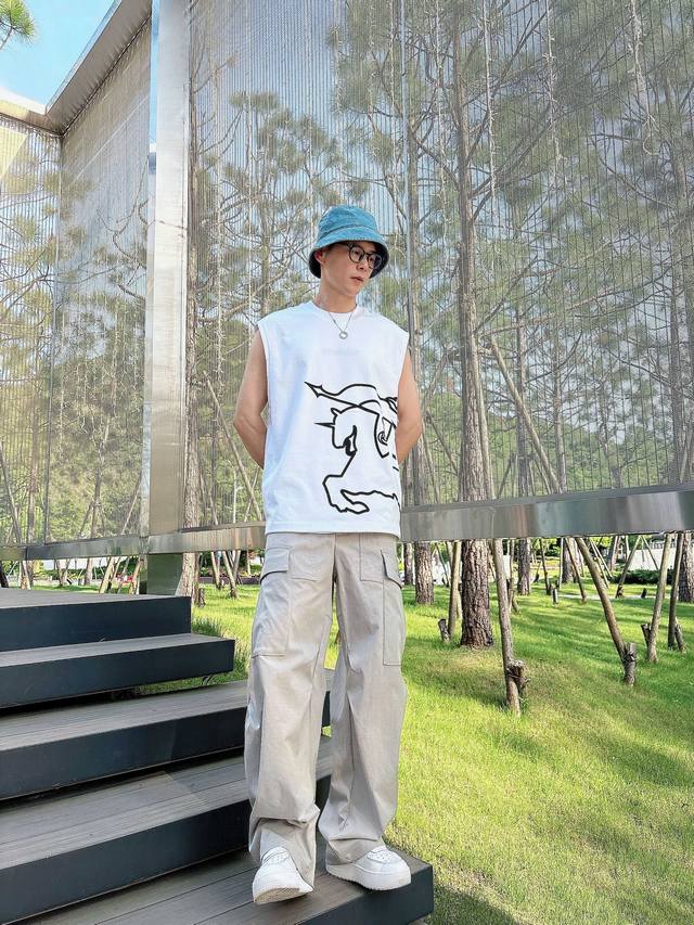 巴宝莉 2025春夏新款首发专柜最新款背心T恤 高端订制 设计前卫时尚 品牌Logo重工艺设计 高端定制丝光云朵棉面料.手感柔软.穿着舒适.专柜级别精致车线.做