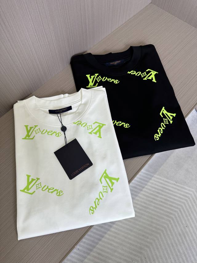 Lv驴家25Ss春夏新款圆领短袖 定制纯棉材质 舒适透气 全身荧光绿字母Logo设计 时尚百搭 休闲单品 颜色 黑色 白色 码数 S-2Xl
