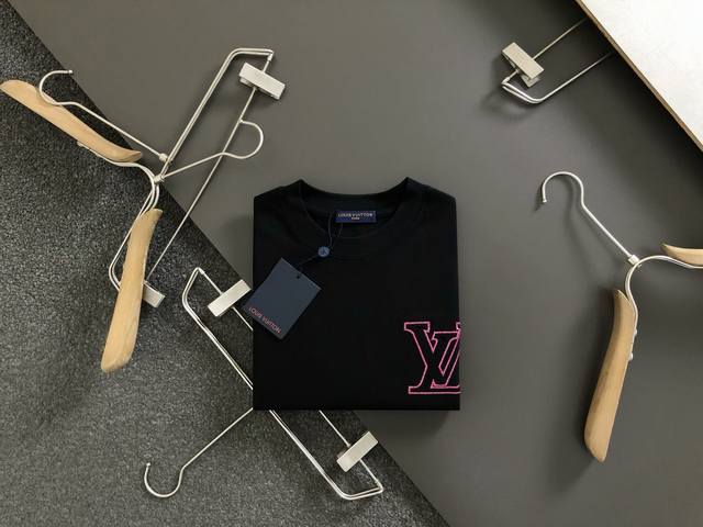 L牌*微宽版型M-Xxxl 25春夏顶级刺绣前后幅对应经典短袖 精致工艺专柜面料 顶级元素融合打造 经典短袖3标齐全 潮男时尚 无论是上身舒适度还是都是无可比拟
