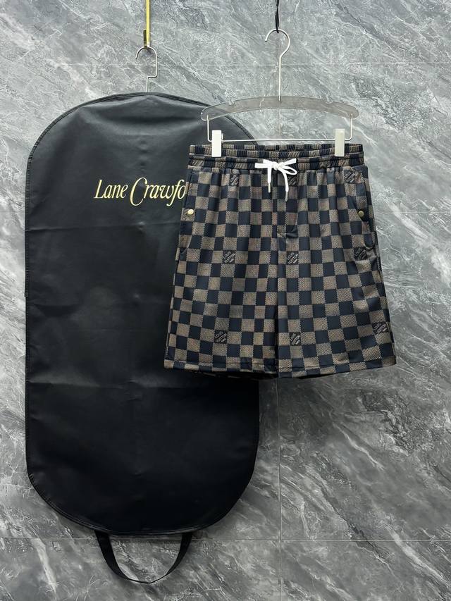 Lv驴家 25Ss 春夏新款男款 棋盘休闲短裤 创意总监首个男装系列pharrell Williams照耀着你 lv实验空间采用pharrell像素化 Damo