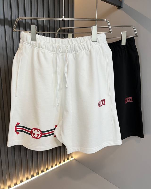 Gucc*古家 2025春夏最新系列基础圆领男女同款休闲短裤 男女同款 贸易公司渠道稀出 同步官网发售 新时尚元素设计 字母Logo图案印花设计 为全新系列注入