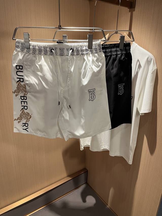 Burber*Y巴*莉 2025春夏新款休闲百搭男女同款休闲短裤 贸易公司渠道稀出 同步官网发售 格子标识图案设计 此款T恤衫甄选客供进口聚酯纤维材质制作而成