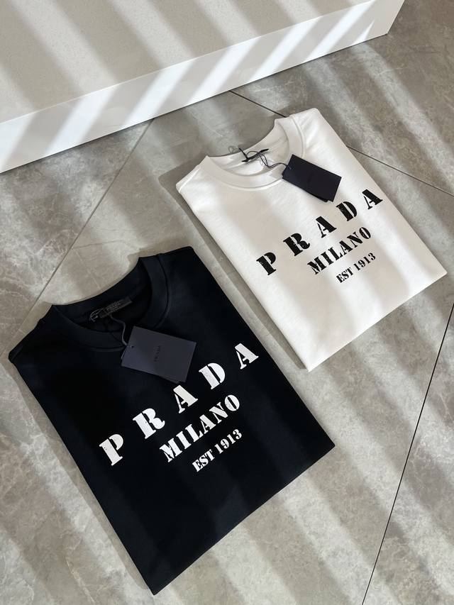 prad*A普*达2025春夏新款男女同款短袖T恤 最新款全网独家首上 ~既经典有时尚百搭 谁不爱啊 将经典再次展现 非常的耐看 自带低奢光环与辨识度 pr*D