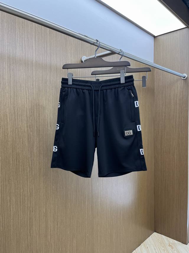 Dg 2540春夏新款男士休闲短裤 高端货简洁时尚大方 定制原版进口面料 简洁利落又清爽 品质做工细节经得起任何形式检验简约大方百搭款 上身优雅帅气 焕然一新的