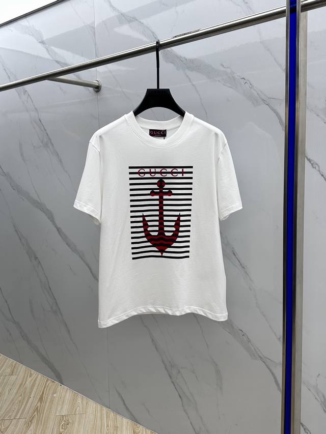 Gucci*古驰 2025Fw春夏新品圆领打底外穿T恤 立体感Logo设计 常规半袖纯棉打底T恤 棉 手感面糯有骨感 柔而有韧性 工艺处理 韧性和抗皱性能得到大