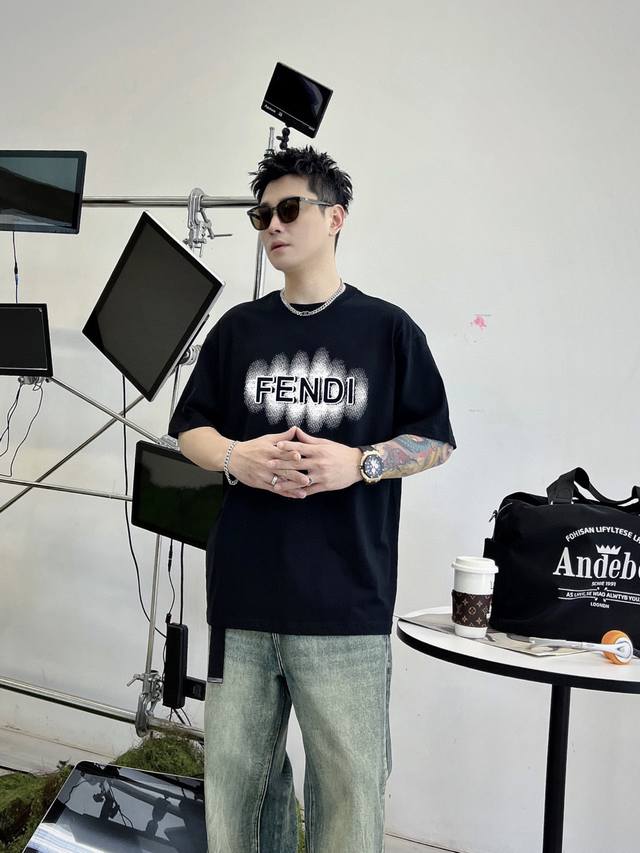 芬迪 新款字母印花双层重工短袖T桖 字母图案不管是T桖还是卫衣都是每年的爆款单品 前幅大面积印花采用大康丽数码印花机直喷 成本极高 经过多次的调试打版图案色差还