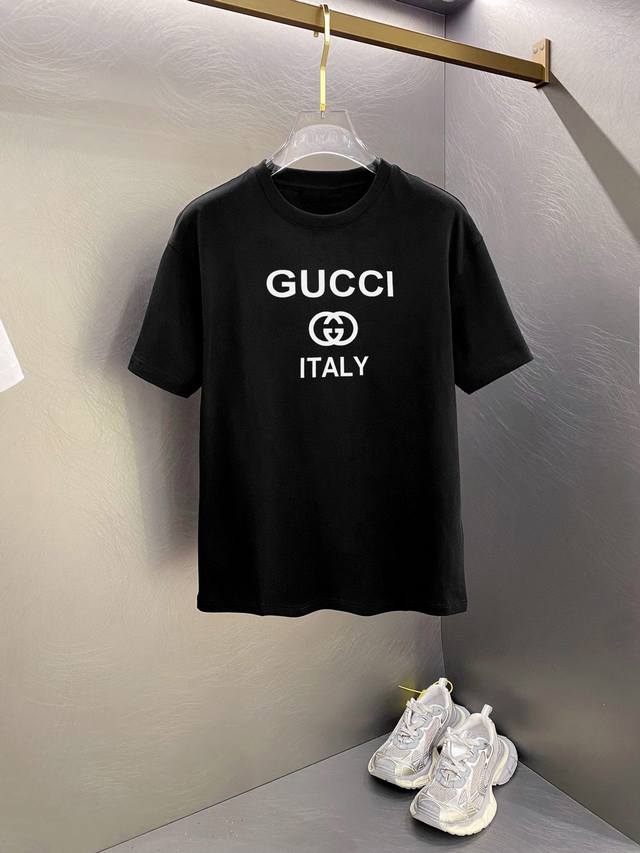 Gucci 新款字母印花双层重工短袖T桖 字母图案不管是T桖还是卫衣都是每年的爆款单品 前幅大面积印花采用大康丽数码印花机直喷 成本极高 经过多次的调试打版图案