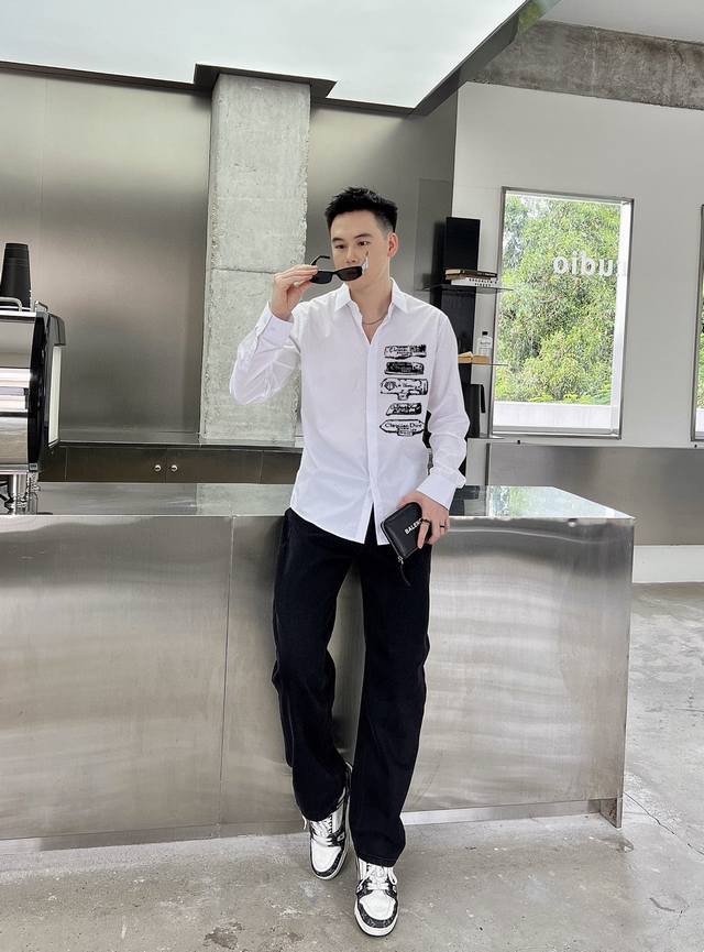 迪奥 专柜最新款男士必备款衬衫 100%天然棉 舒服透气 原单狠货 原版面料 柔软舒适 上身高端又奢华 足够场面的档次 这款衬衫无不骄傲的让你满意有面子 尺码