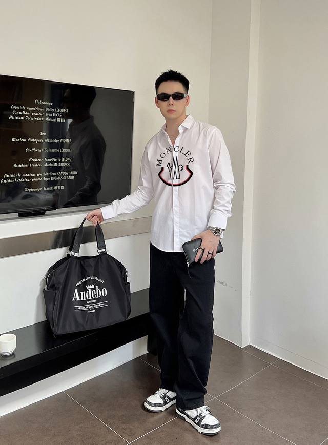 蒙口 专柜最新款男士必备款衬衫 100%天然棉 舒服透气 原单狠货 原版面料 柔软舒适 上身高端又奢华 足够场面的档次 这款衬衫无不骄傲的让你满意有面子 尺码