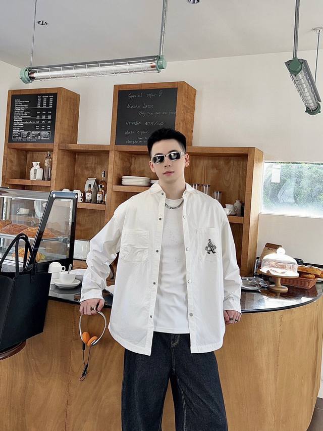普拉达 官网专柜最新秋款男士必备款衬衫外套 100%天然棉 褶皱效果展现质感 舒服透气 原单狠货 原版面料 柔软舒适 上身高端又奢华 足够场面的档次 这款衬衫无