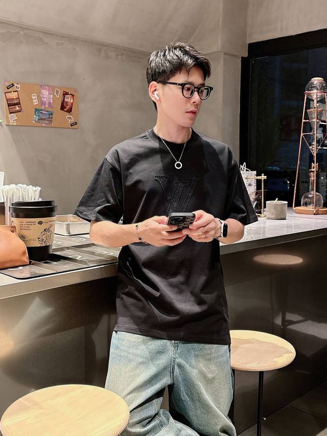 Lv夏季新品 全新洗水刺绣工艺 高定面料 玉蚕丝般的丝滑 时尚经典圆领短袖时尚单品设计 更加时尚舒适 高标准定制 上身非常有型 客供辅料 客供进口高档面料质感非