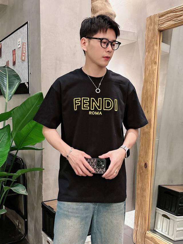 芬迪夏季新品 全新洗水刺绣工艺 高定面料 玉蚕丝般的丝滑 时尚经典圆领短袖时尚单品设计 更加时尚舒适 高标准定制 上身非常有型 客供辅料 客供进口高档面料质感非